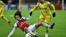 Duel antara Matteo Guendouzi dan Maksim Skavysh pada leg 1,32 besar Liga Europa yang berlangsung di stadion Borisov Arena, Borisov, Jumat (15/2). Arsenal tumbang 0-1 kontra Bate Borisov. (AFP/Sergei Gapon)