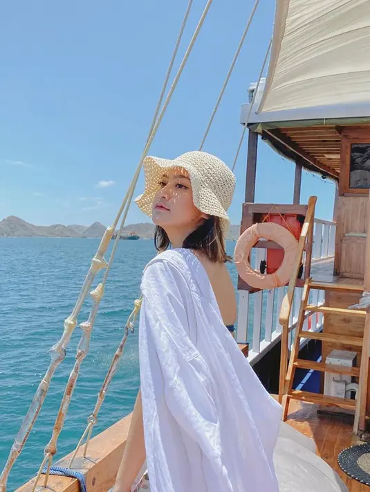 Pemeran Stella dalam Supir dan Majikan ini pun tampil curi perhatian saat unggah momen liburan di Labuan Bajo. Banyak netizen pun memuji penampilan dari Salshabilla Adriani. (Liputan6.com/IG/@salshabillaadr)