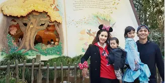 Pengalaman sangat berharga didapat Fanny Fabriana. Saat liburan bersama keluarganya di negeri orang, Fanny kehilangan anaknya. Anaknya menghilang dalam karamaian Disneyland. (Instagram/fannyfabriana)