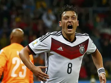 Selebrasi pemain tengah Timnas Jerman, Mesut Ozil, usai mencetak gol ke gawang Aljazair di Stadion Beira Rio, Porto Alegre, (1/7/2014). (REUTERS/Darren Staples)
