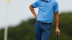 Stephen Curry sebelum memukul bola keempat belas saat bertanding di Ellie Mae Classic di TCP Stonebrae di Hayward, California (3/8). Ini merupakan debut golf profesional Pebasket 29 tahun yang menjuarai MVP dua kali. (Lachlan Cunningham/Getty Images/AFP)