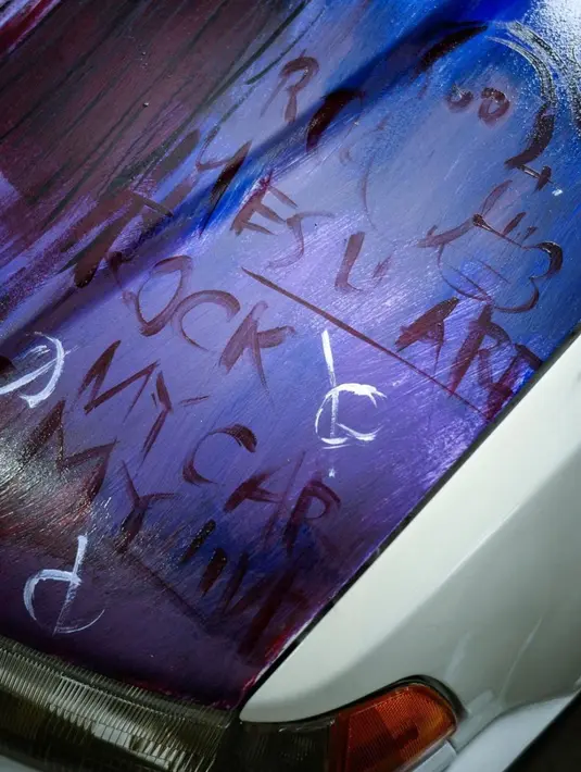 Bisa dilihat pewarnaan di kap mobil Iqbaal Ramadhan ini tampak begitu detail. (Foto: Instagram/@iqbaal.e)