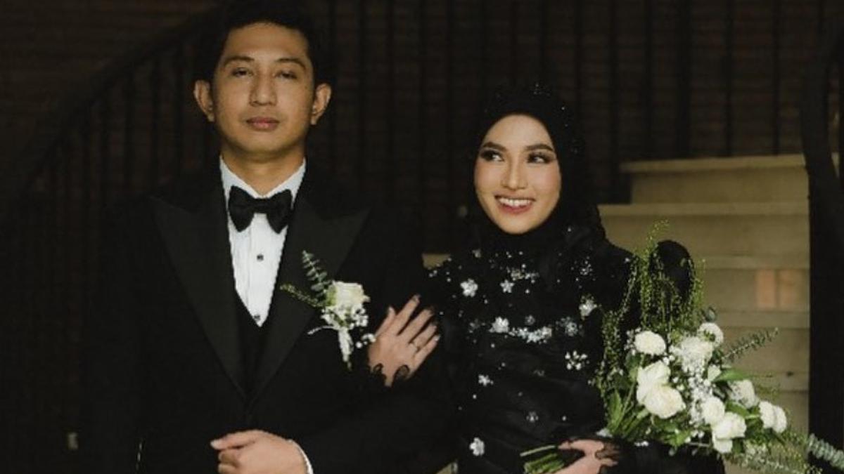 Penampilan Feby Putri Kenakan Gaun Hitam Dipadukan Boots saat Resepsi Pernikahan