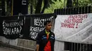 Aksi di depan Kampus Unika Atma Jaya, Jakarta, ini untuk mengenang 16 tahun Tragedi Semanggi I, Kamis (13/11/2014). (Liputan6.com/Faizal Fanani)