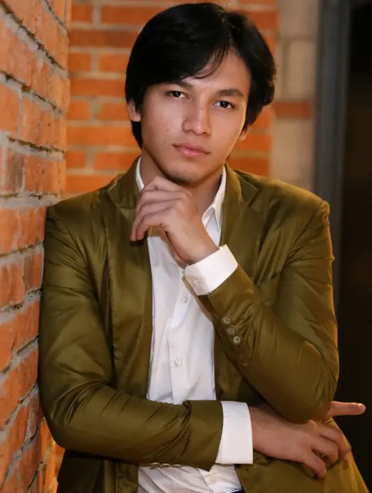 Untuk menjadi flamboyant, Jefri pun menjadikan Ricky Martin sebagai role modelnya. Tujuannya, agar di perannya itu para wanita bisa bertekuk lutut di hadapannya. (Adrian Putra/Bintang.com)