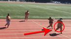 Video tiga pegulat sumo asal Jepang berlomba lari membuat penonton tertawa karena salah satu diantara mereka celananya melotor saat garis finis.