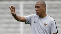 Asisten pelatih Timnas Indonesia U-22, Nova Arianto, memberikan arahan saat latihan di Stadion Madya Senayan, Jakarta, Selasa (22/1). Latihan ini merupakan persiapan jelang Piala AFF U-22. (Bola.com/Yoppy Renato)