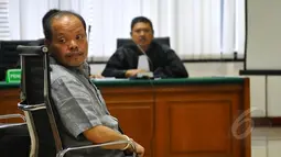Sutan Bhatoegana saat bersiap menjalani sidang dengan agenda eksepsi di Pengadilan Tipikor, Jakarta, Senin (20/4/2015). (Liputan6.com/Yoppy Renato)