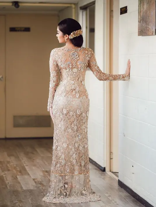 Azizah Salsha juga memperlihatkan detail kebaya pada bagian belakangnya. Menggunakan model kebaya berekor, wanita yang memiliki hobi bermain golf ini tampil memesona dan banjir pujian. (Liputan6.com/IG/@azizahsalsha_)