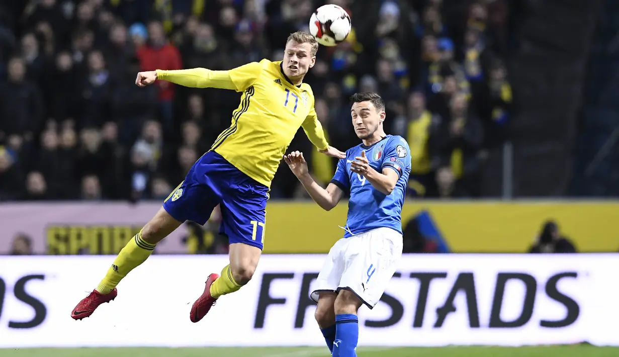 Gelandang Swedia, Viktor Claesson, duel udara dengan bek italia, Matteo Darmian, pada laga Kualifikasi Piala Dunia 2018 di Stadion Friends Arena, Solna, Jumat (10/11/2017). Swedia menang 1-0 atas Italia. (AFP/Jonathan Nackstrand)