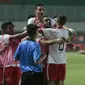 Para pemain Bahrain merayakan gol ke gawang timnas Indonesia U-23 pada laga PSSI Anniversary Cu 2018 di Stadion Pakansari, Bogor, (26/4/2018). Bahrain menang 1-0. (Bola.com/Nick Hanoatubun)
