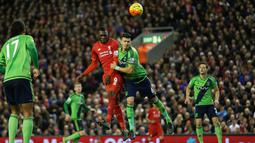 Inilah saat Christian Benteke mencetak gol ke gawang Southampton dalam lanjutan Liga Premier Inggris di Stadion Anfield, Liverpool, Minggu (25/10/2015). (Action Images via Reuters/Alex Morton)