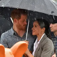 Pangeran Harry dan Meghan Markle menyaksikan tarian suku Aborigin di Victoria Park, Dubbo, Australia, Rabu (17/10/2018). (PETER PARKS / POOL / AFP/Asnida Riani)