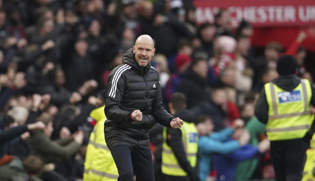 Ekspresi pelatih MU, Erik Ten Hag setelah pemainnya menjebol gawang Manchester City dan merubah kedudukan menjadi 2-1 bagi kemenangan Setan Merah dalam pertandingan lanjutan Liga Inggris 2022/2023. Kemenangan ini membuat posisi MU naik ke peringkat tiga klasemen sementara Liga Inggris 2022/2023. (AP Photo/Dave Thompson)