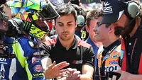 Valentino Rossi jabat tangan Marc Marquez usai berlomba di Sirkuit Katalunya, Barcelona, tahun 2016. (Zimbio)