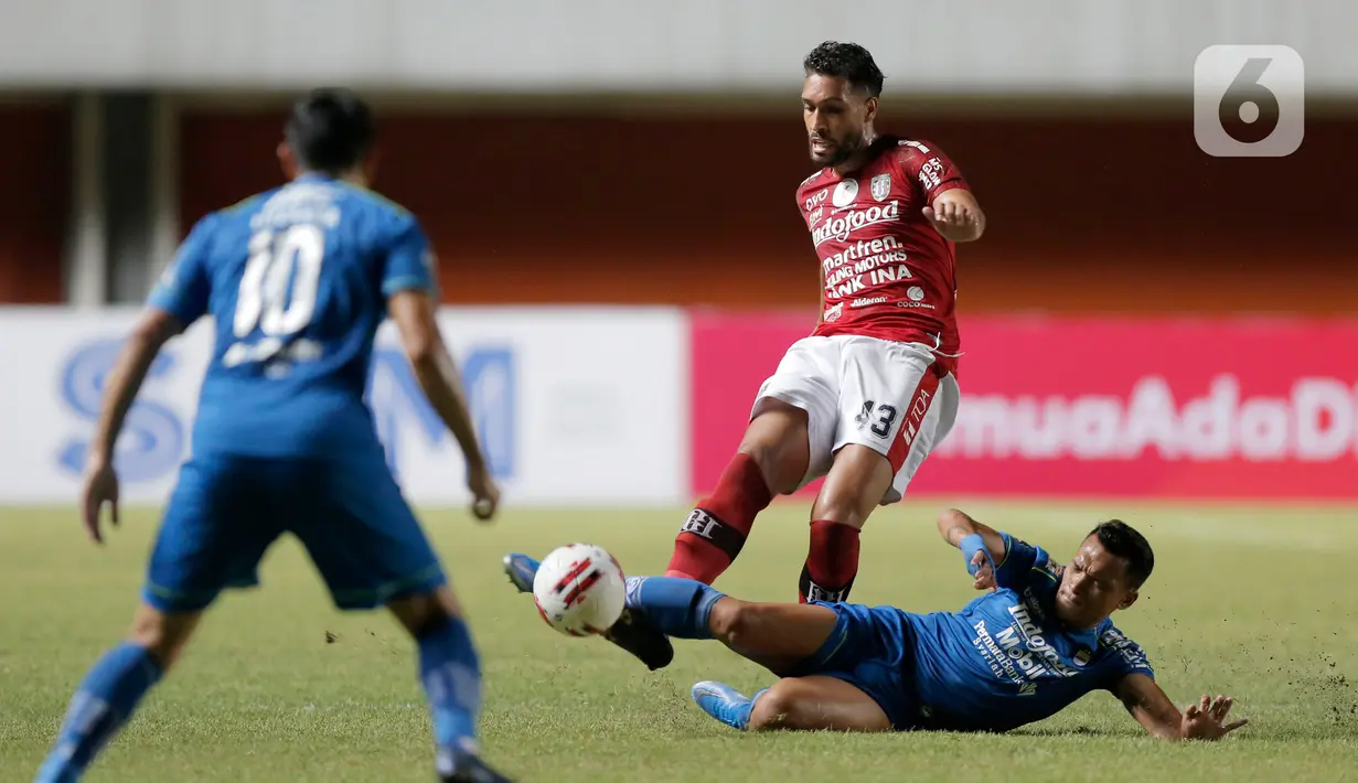 Pemain Bali United, Willian Silva Costa Pacheco (kiri), berebut bola dengan pemain Persib Bandung, Ferdinan Alfred Sinaga, dalam pertandingan Babak Penyisihan Piala Menpora 2021 di Stadion Maguwoharjo, Sleman. Rabu (24/3/2021). Persib bermain imbang 1-1 dengan Bali United. (Bola.com/Arief Bagus)