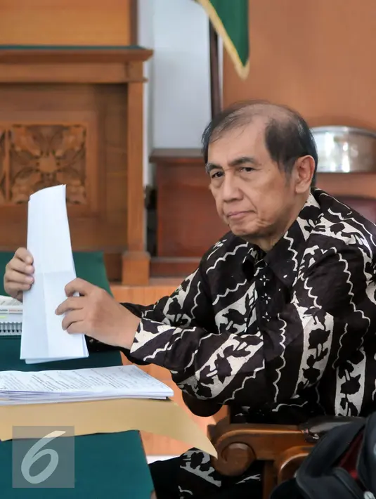 Ekspresi Hadi Purnomo saat menjalani sidang di Pengadilan Negeri Jakarta Selatan, Rabu (4/11/2015). Sidang beragendakan Peninjauan Kembali (PK) oleh KPK terkait kasus dugaan korupsi permohonan keberatan pajak BCA. (Liputan6/Johan Tallo)