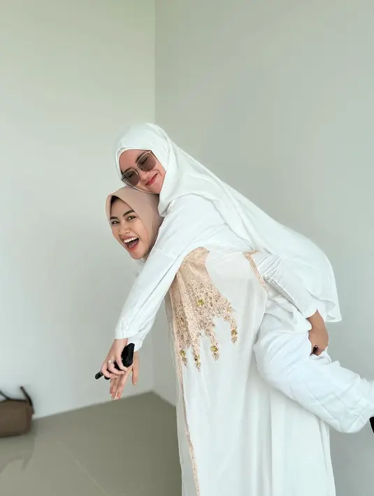 Happy dikabarkan akan segera berangkat ke Tanah Suci untuk ibadah umrah. 
 [Instagram.com/happy_asmara77]