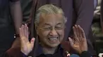 Perdana Menteri Malaysia Mahathir Mohamad memberi isyarat saat berbicara dalam konferensi pers di Putrajaya, Malaysia, Sabtu (22/2/2020). Mahathir Mohamad telah mengirimkan surat pengunduran diri sebagai Perdana Menteri ke Raja Malaysia. (AP Photo/Vincent Thian)
