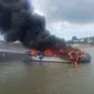 Speeboat Dewa Sebakis Sakti 3 terbakar saat sedang menunggu antrean mengangkut penumpang di Pelabuhan Tarakan, Kalimantan Utara.