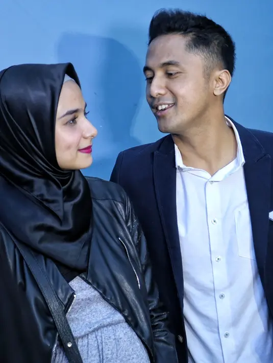 "Ya senang, karena waktu hamil pertama saya maunya perempuan dan alhamdulillah diijabah doa saya. Sekarang saya berharap ingin laki-laki supaya selang-seling, dan alhamdulillah di-USG calon dedek bayinya laki-laki," ujarnya. (Adrian Putra/Bintang.com)