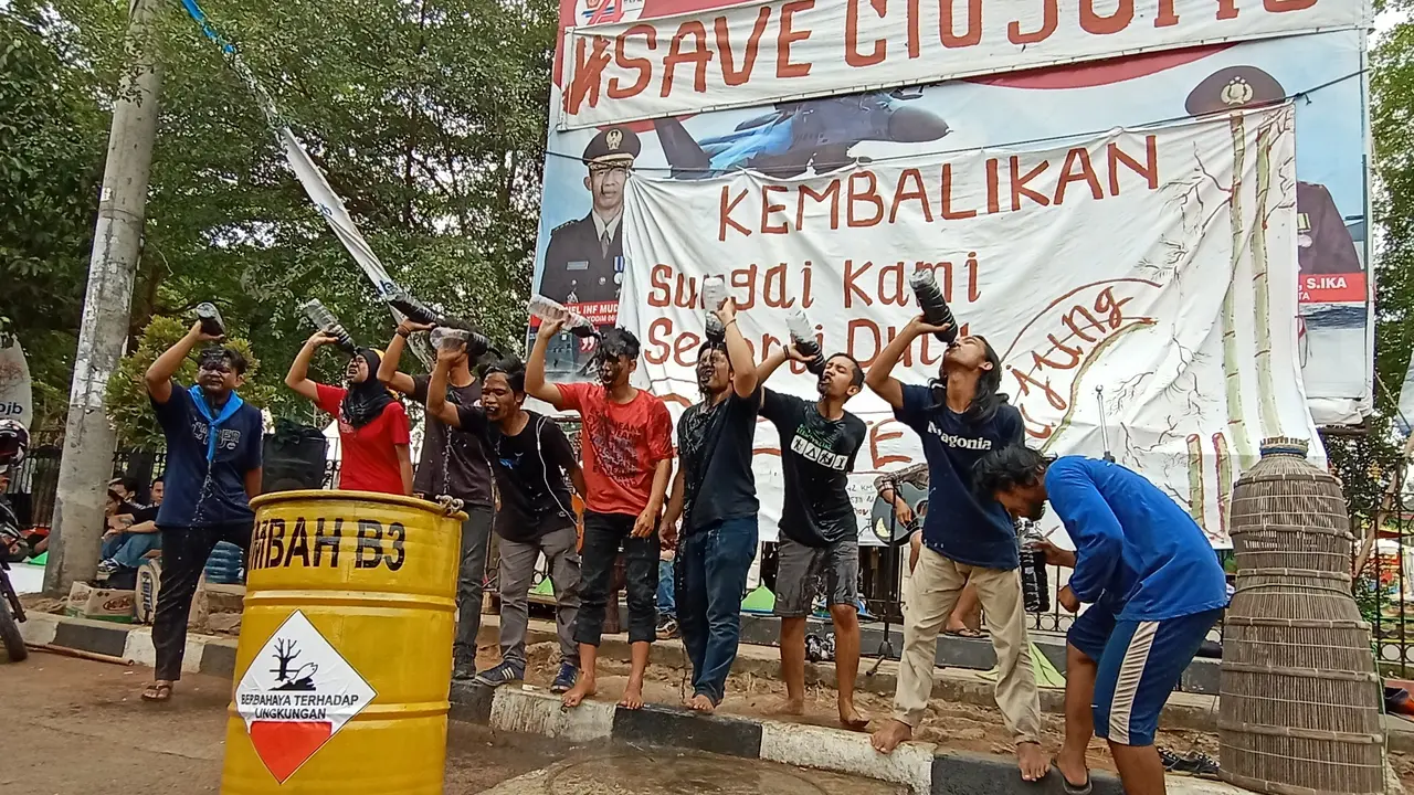 Peringati Sumpah Pemuda, mahasiswa pecinta alam (Mapala) di Banten, meminum air Sungai Ciujung, yang berwarna hitam dan bau