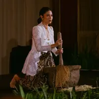 Dian Sastro tampil fearless mengenakan kebaya putih saat bermain teater. Beradu peran dengan Reza Rahadian, kebaya modifikasi itu dipadukan dengan kain Batik satin [@therealdisastr]