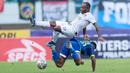 <p>Pemain Persib Bandung, Ricky Kambuaya (bawah) berebut bola dengan pemain Persik Kediri, Yohanes Pahabol, pada laga BRI Liga 1 2022/2023 di Stadion Pakansari, Bogor, Rabu (8/3/2023). (Bola.com/M Iqbal Ichsan)</p>