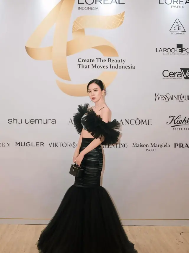 Potret terbaru Agnes Jennifer dengan fashion unik. (credit:instagram.com/agnes_jennifer)