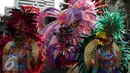Sejumlah peserta parade mengenakan kostum unik saat memperingati Hari Pelanggan Nasional (Harpelnas) 2016 di Kawasan Bundaran HI, Jakarta, Minggu (4/9). Kegiatan tersebut sebagai bentuk kepedulian bersama kepada pelanggan. (Liputan6.com/Johan Tallo)