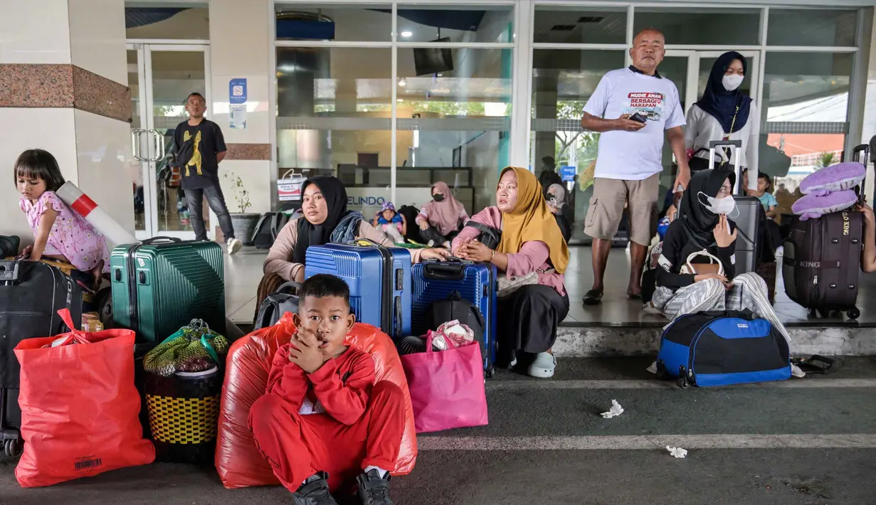 Sebagai informasi, selama masa Angkutan Laut Lebaran 2026 pada 13 hingga 29 Maret, Pelabuhan Tanjung Perak, Surabaya, akan ada 124 kapal tiba dan 123 berangkat dengan rata-rata terdapat sekitar 16 kunjungan setiap harinya. Tampak dalam foto, warga menunggu transportasi setelah turun dari kapal di pelabuhan Perak, Surabaya, Jawa Timur pada Minggu 15 Maret 2026. (JUNI KRISWANTO/AFP)