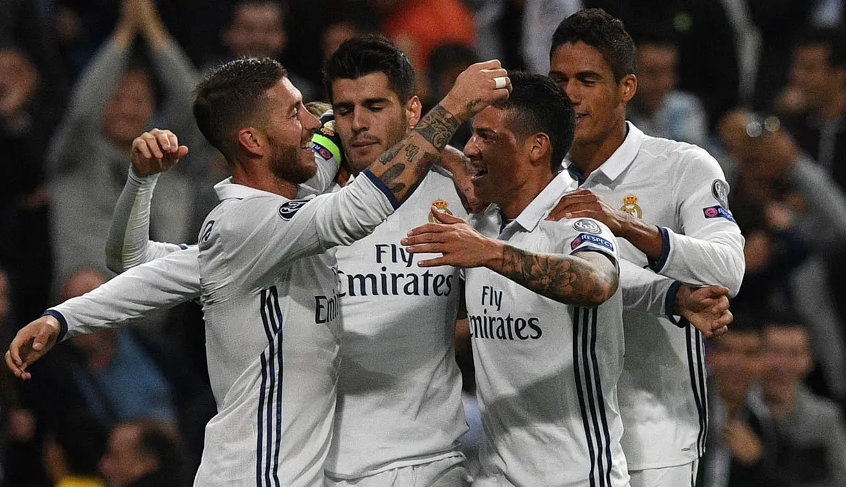 Para pemain Real Madrid merayakan gol yang dicetak Alvaro Morata ke gawang Sporting Lisbon pada laga Liga Champions di Stadion Santiago Bernabeu, Madrid, Spanyol, Kamis (15/9/2016). Real Madrid menang 2-1 atas Sporting Lisbon. (AFP/Gerard Julien)