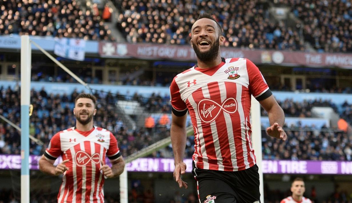 Ekspresi pemain Southampton, Nathan Redmond, setelah mencetak gol ke gawang Manchester City dalam laga Premier League di Stadion Etihad, Manchester, Minggu (23/10/2016). (AFP/Oli Scarff)