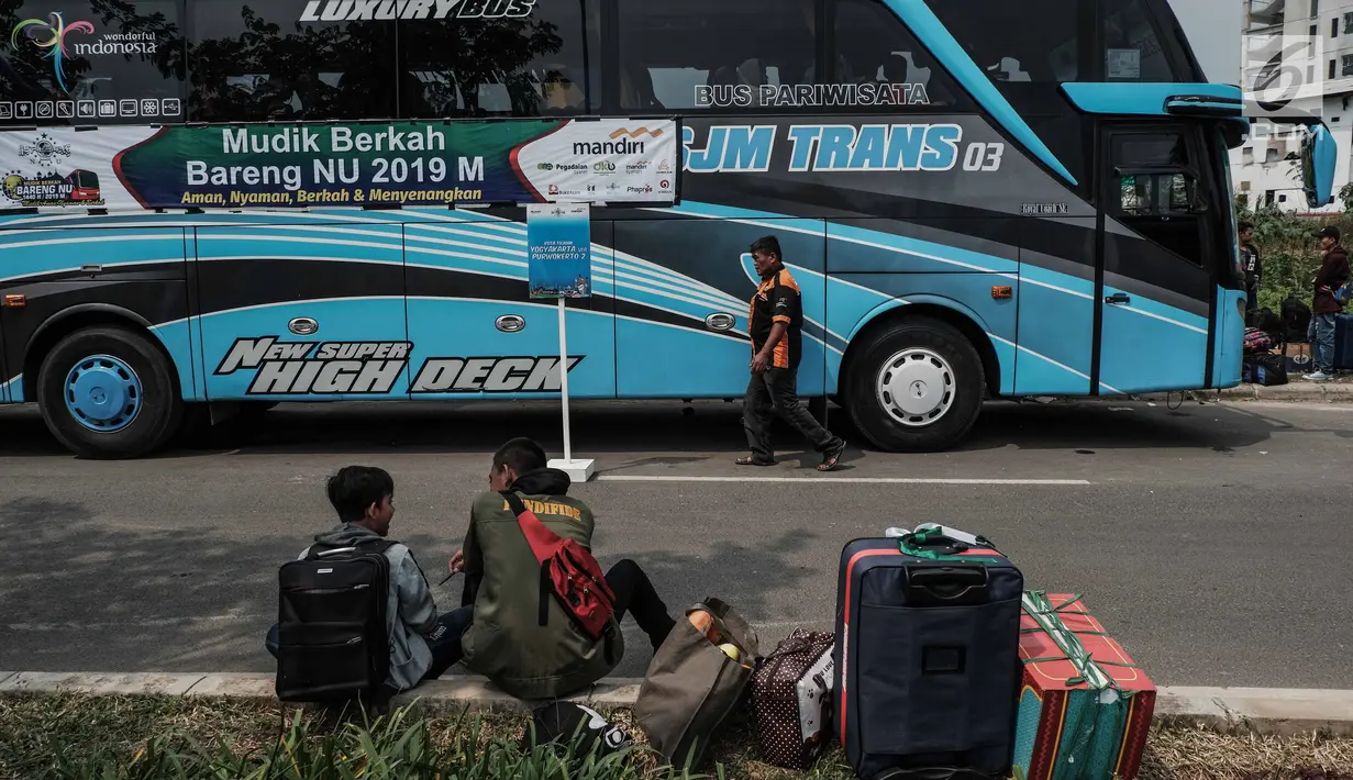 Pemudik bersiap menaiki bus sebelum diberangkatkan dalam Mudik Bareng Berkah di Jakarta, Kamis (30/5). Bank Mandiri memberangkatkan 3.625 pemudik warga Nahdliyin ke 37 kota di Jawa, Lampung dan Madura dengan 60 Bus. (Liputan6.com/Faizal Fanani)