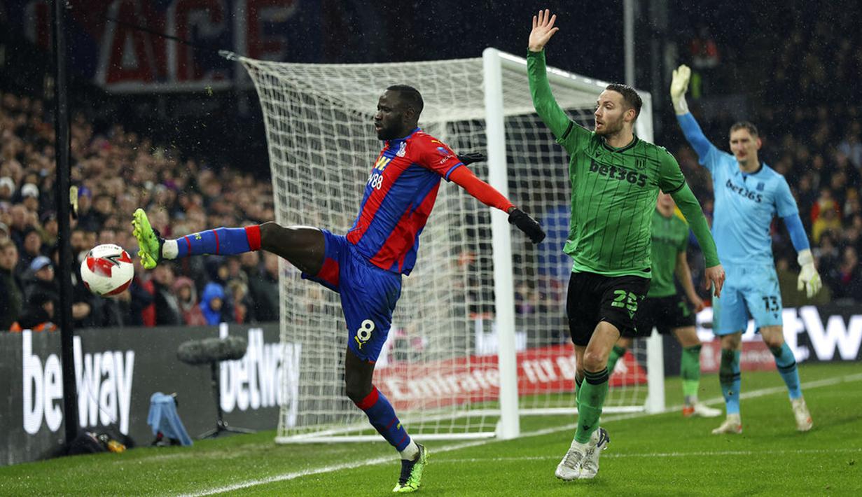 Pemain Crystal Palace Cheikhou Kouyate (kiri) gagal mengontrol bola saat melawan Stoke City pada pertandingan putaran kelima Piala FA di Selhurst Park, London, Inggris, 1 Maret 2022. Crystal Palace menang 2-1. (AP Photo/Ian Walton)