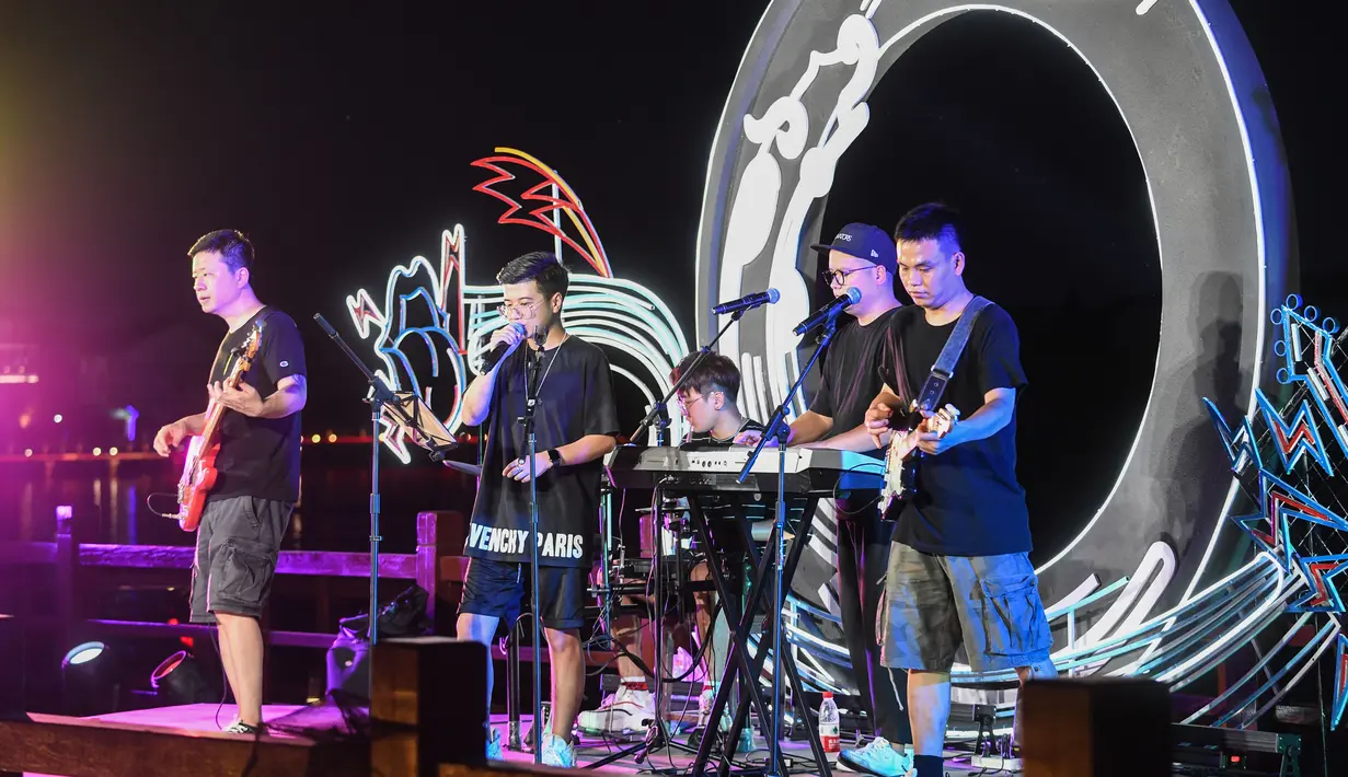 Band tampil dalam pertunjukan di kota kuno Tangqi, Distrik Yuhang, Hangzhou, Provinsi Zhejiang, China, 14 Agustus 2020. Beragam acara digelar setiap Selasa hingga Sabtu malam guna menambah pilihan kegiatan warga di waktu senggang dan mendongkrak perekonomian lokal. (Xinhua/Xu Yu)