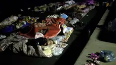 Warga tidur di taman bermain setelah gempa bumi 6,5 SR melanda Pulau Kos, Yunani, Sabtu (22/7). Gempa yang melukai 500 orang dan menewaskan dua orang membuat warga memilih tidur di luar rumah karena takut gempa susulan. (AP Photo/Petros Giannakouris)