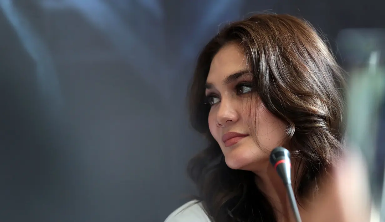 Pemeran Luna Maya mendapat tugas baru dalam film horor Mata Batin. Film garapan sutradara Rocky Soraya itu ia tidak menjadi pemeran, melainkan terlibat di belakang layar. Luna menjadi penata busana. (Deki Prayoga/Bintang.com)