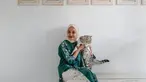 Penulis Rintik Sedu memiliki kucing yang sangat lucu bernama Abang. Abang biasanya selalu menjadi kucing penurut saat berada di pangkuan Tsana. Tsana sangat menyayangi Abang hingga kucing lucunya itu sering dibelikan pakaian yang menambah kesan lucu dari Abang. (Liputan6.com/IG/@ntsana)