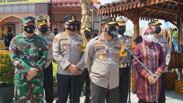 Kapolda Irjen Pol Drs Ahmad Luthfi, saat memantau pos pengamanan (Pospam) Simpanglima Purwodadi, Kabupaten Grobogan, Sabtu (15/5). (Foto: Liputan6.com/Felek Wahyu)