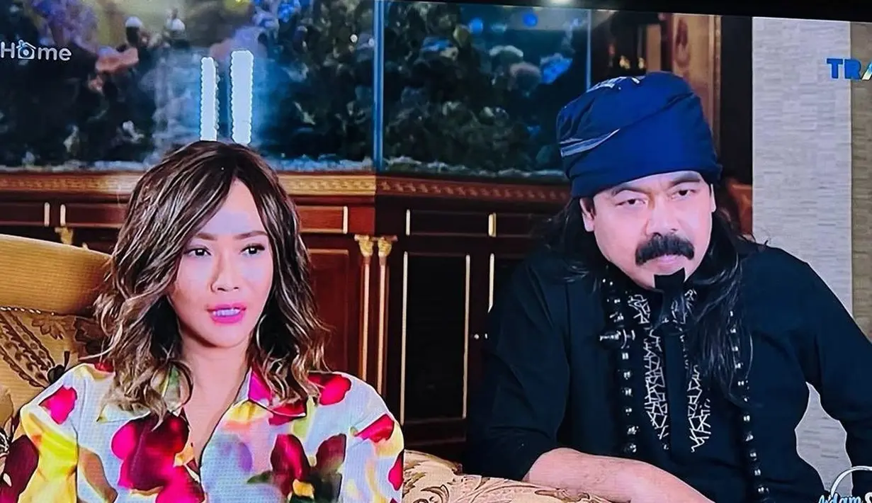 Unggahan berikutnya menampilkan foto televisi yang menampilkan Inul Daratista memandu acara bareng Adam Suseno sebagai Gus Adem. Air muka pria berkumis ini tampak serius. Ekspresinya malah bikin bintang sinetron Kenapa Harus Inul? tak habis pikir. “Ya Allah bojoku reeek, amit amit. Cukup cuma kerjaan acting aja ya pak kumis wkwkwk,” cuitnya. (Foto: Dok. Instagram @inul.d)