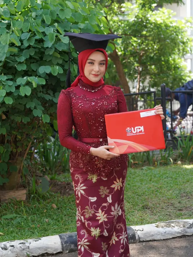 6 Potret Wisuda Hersa Rahayu Istri Rizki DA, Menawan Pakai Kebaya Merah