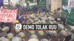 Polisi menembakkan gas air mata ke mahasiswa yang tengah berdemonstrasi di depan Gedung DPR. Gas air mata ditembakkan usai massa berusaha menjebol pagar pukul 16.10 WIB, Selasa (24/9/2019).