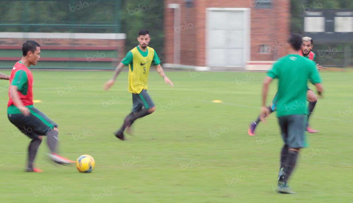 Dedi Kusnandar, Stefano Lilipaly , Zulham Zamrun mencoba melakukan serangan tiki taka pada sesi latihan di Lapangan Sekolah Pelita Harapan, Karawaci, Jakarta, (11/11/2016). (Bola.com/Nicklas Hanoatubun)