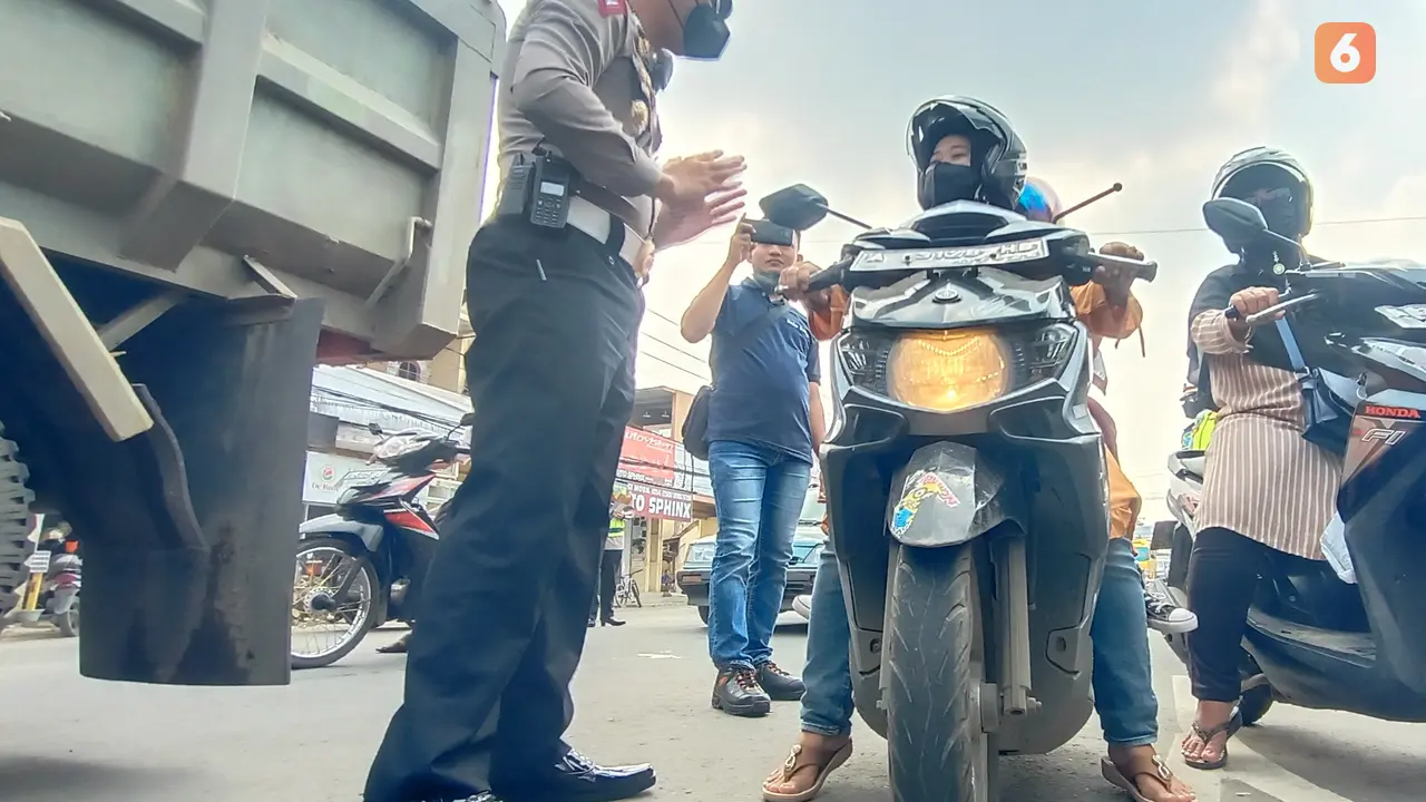 Kasatlantas Polresta Serkot Ajak Masyarakat Tidak Pakai Sandal Jepit Saat Berkendara. (Rabu, 22/06/2022). (Liputan6.com/Yandhi Deslatama).