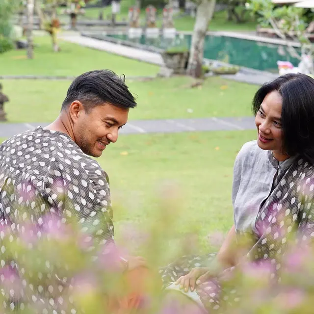 Bak Pasangan Muda, Ini 6 Potret Anjasmara dan Istri Pakai Baju Couple