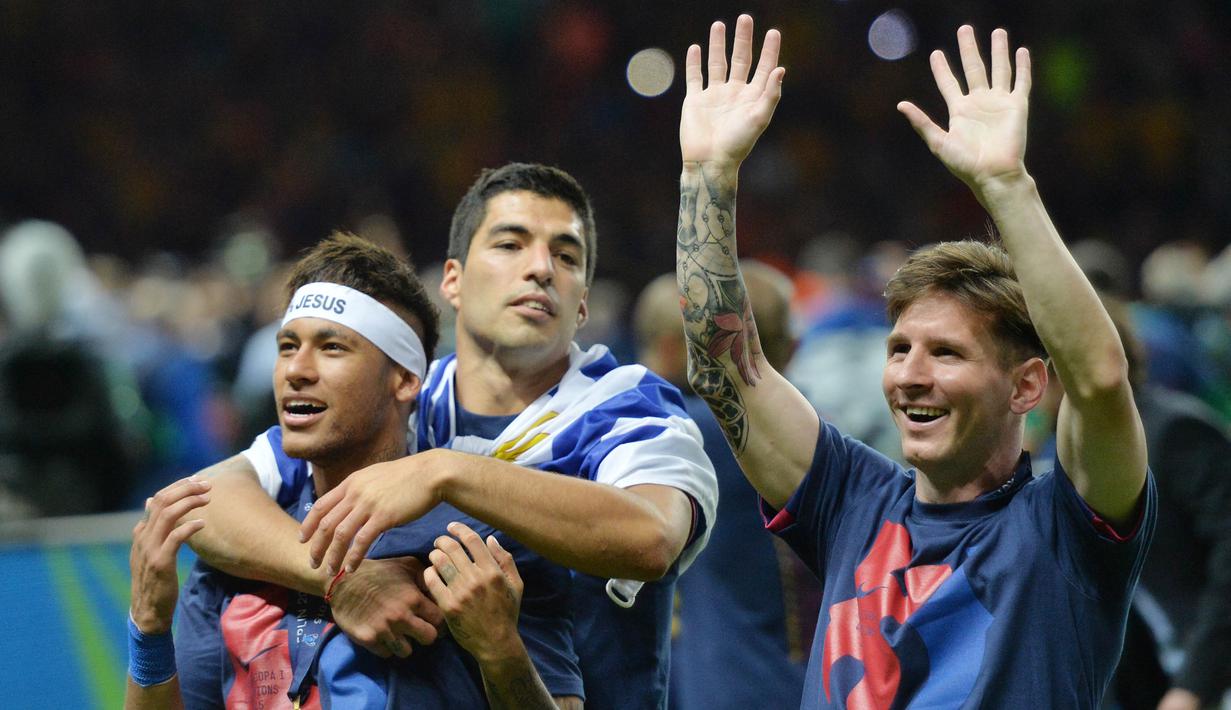 Trio MSN Barcelona, Neymar Jr, Luis Suarez dan Lionel Messi melakukan selebrasi usai berhasil menjuarai Liga Champions dengan mengalahkan Juventus di Stadion Olympic, Berlin, Sabtu, (6/6/2015). (AFP/Oliver Lang)