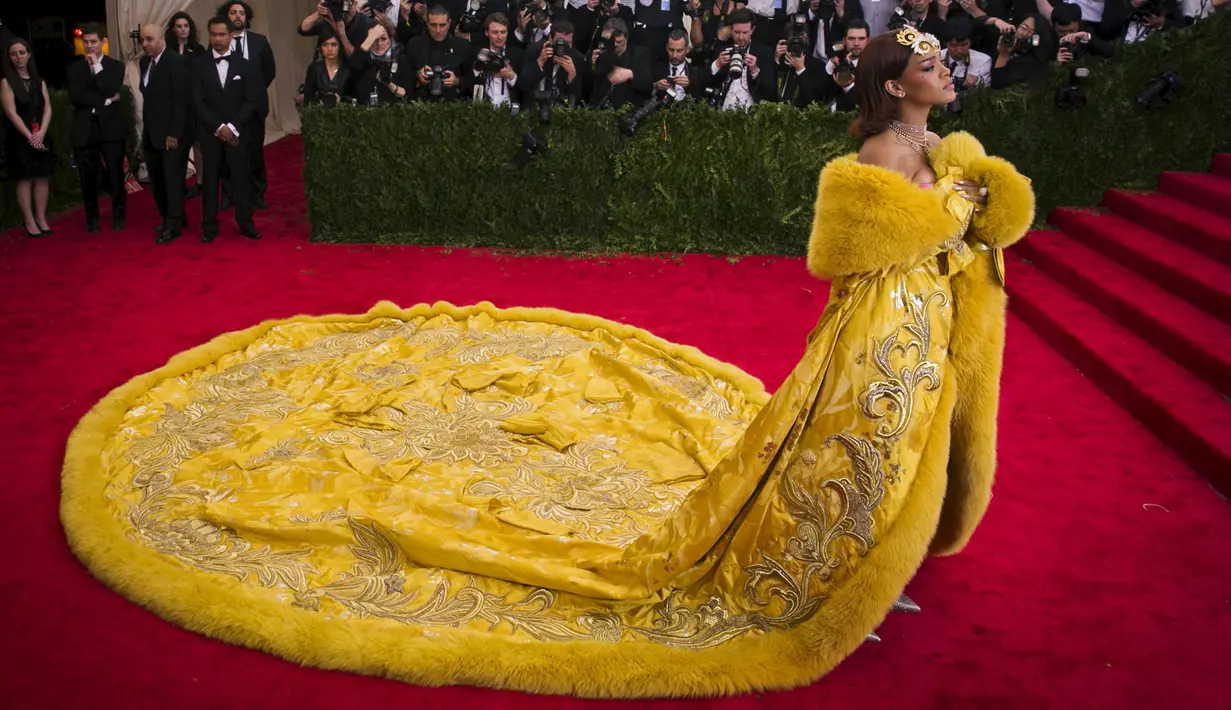Rihanna berhasil menarik perhatian dengan tampil dalam balutan gaun panjang berwarna kuning mencolok dalam ajang Met Gala 2015 yang digelar di Metropolitan Museum of Art's Costume Institute, New York City, Senin (4/5). (REUTERS/Lucas Jackson) 