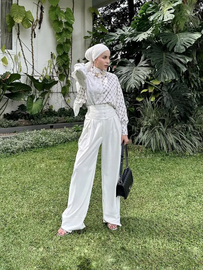 Emy Aghnia dengan outfit elegan.