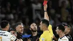 Pemain Monterrey, Sergio Ramos mendapatkan kartu merah dari wasit Ismael Rosario López setelah melakukan pelanggaran dalam laga lanjutan Liga Meksiko atau Liga MX Clausura antara Puma melawan Monterrey di Olimpico Universitario Stadium, Meksiko pada Minggu (16/03/2025). (AFP/Yuri Cortez)